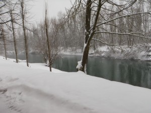 Ponekod leži še vedno sneg okoli vodotokov